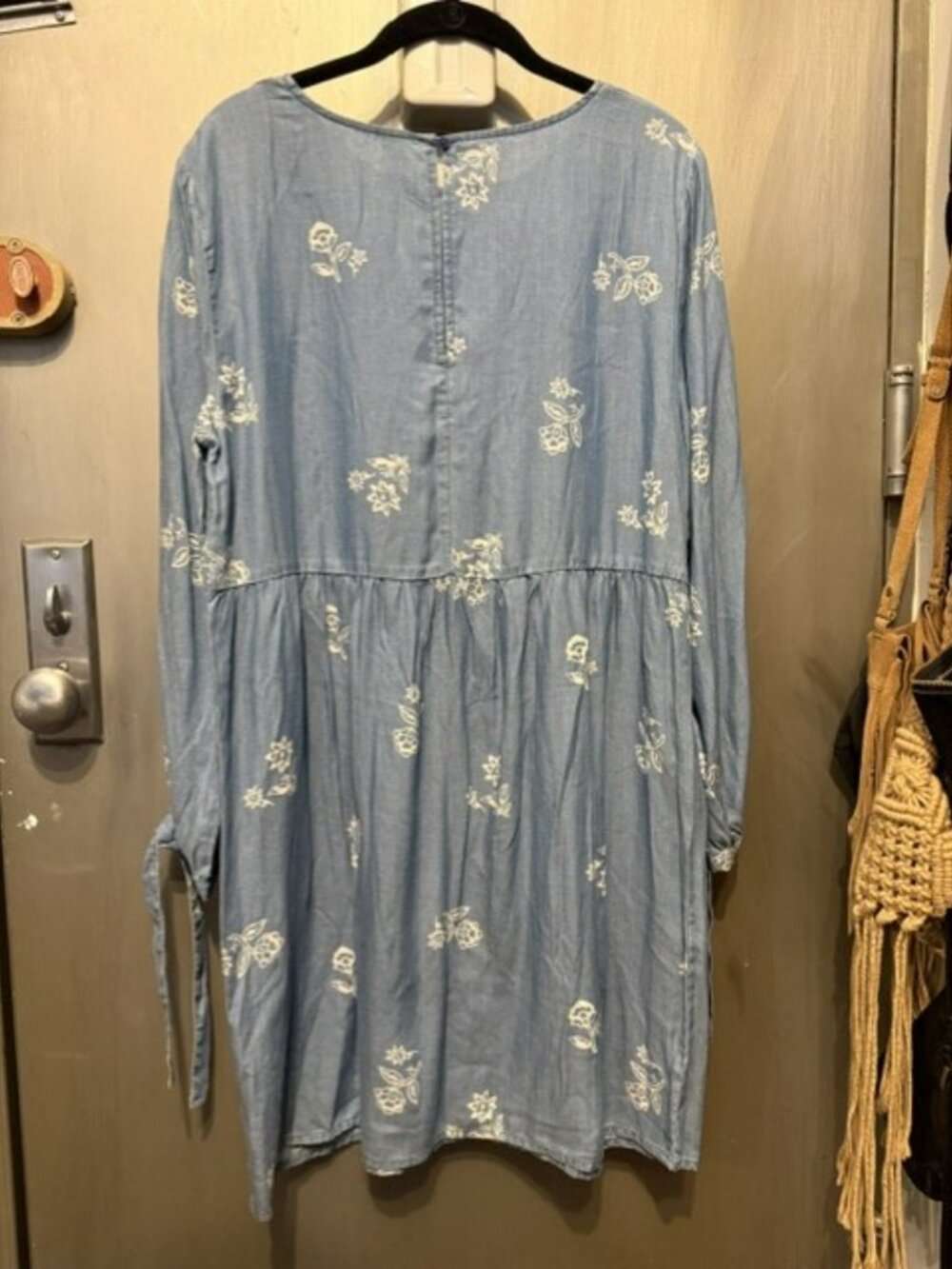 Blue chambray Old Navy white floral print shift mini dress and tie-detail sleeve - Picture 15 of 16